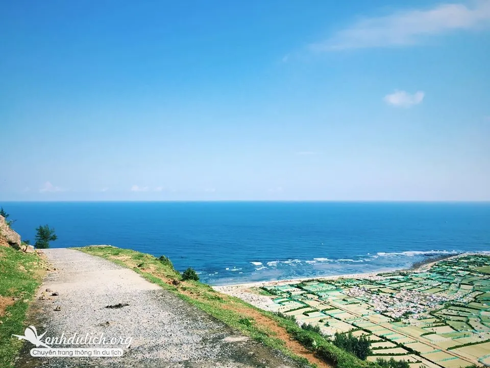 Kinh nghiệm du lịch Lý Sơn - Chuyện ai cũng muốn biết Nhìn từ Núi Thới Lới Thực ra nó giống cái đồi hơn vì cũng không cao lắm