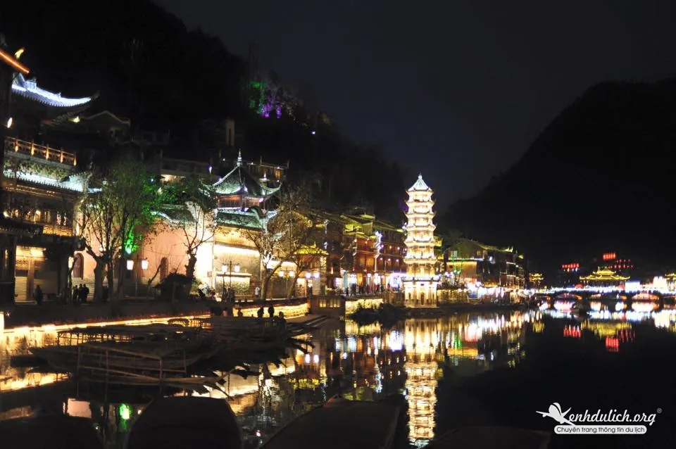 Khám phá tuyệt cảnh Phượng Hoàng Cổ Trấn - Trương Gia Giới chỉ hơn 9 triệu đồng Kỳ 1 Phượng Hoàng Cổ Trấn Trương Gia Giới