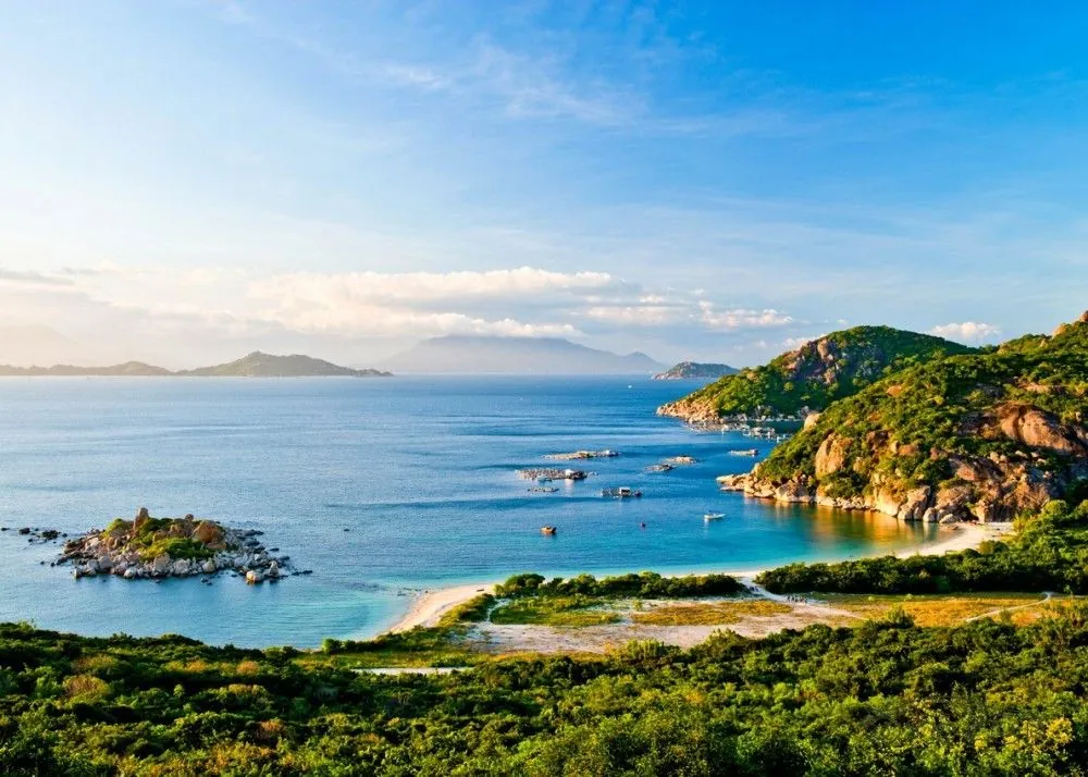 Đến đảo Bình Hưng - mãn nhãn với biển xanh màu ngọc bích Đến đảo Bình Hưng mãn nhãn với biển xanh màu ngọc bích