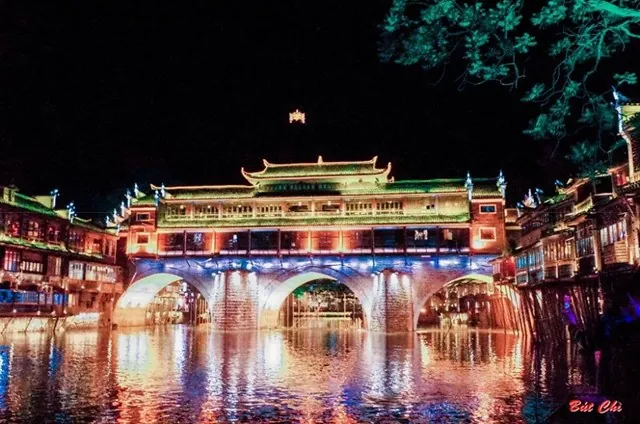 Cầm 6 triệu oanh tạc Phượng Hoàng cổ trấn siêu hot trên cộng đồng mạng Cầm 6 triệu oanh tạc Phượng Hoàng cổ trấn siêu hot trên cộng đồng mạng