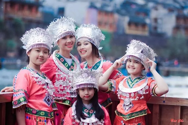 Cầm 6 triệu oanh tạc Phượng Hoàng cổ trấn siêu hot trên cộng đồng mạng Cầm 6 triệu oanh tạc Phượng Hoàng cổ trấn siêu hot trên cộng đồng mạng