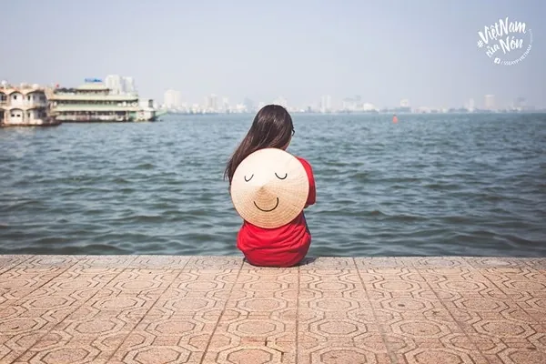 Thích thú với bộ ảnh dắt nón lá đi khắp Việt Nam đang gây bão mạng Dắt nón lá đi khắp Việt Nam