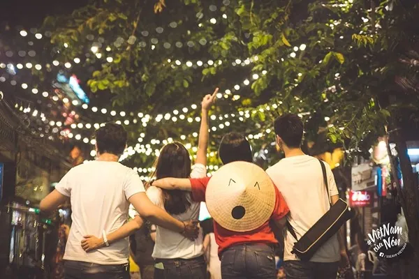 Thích thú với bộ ảnh dắt nón lá đi khắp Việt Nam đang gây bão mạng Dắt nón lá đi khắp Việt Nam