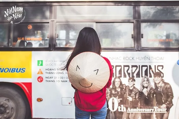 Thích thú với bộ ảnh dắt nón lá đi khắp Việt Nam đang gây bão mạng Dắt nón lá đi khắp Việt Nam