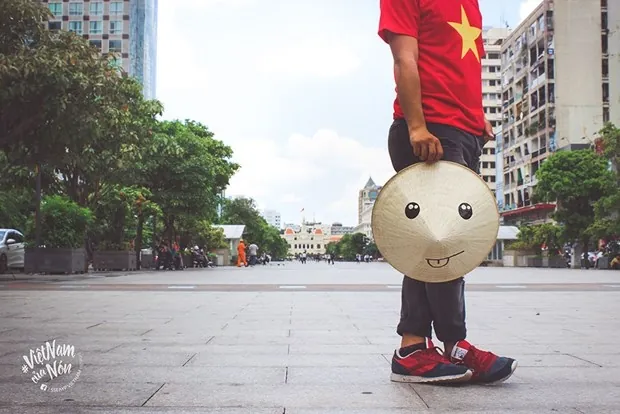 Thích thú với bộ ảnh dắt nón lá đi khắp Việt Nam đang gây bão mạng Dắt nón lá đi khắp Việt Nam