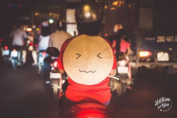 Thích thú với bộ ảnh dắt nón lá đi khắp Việt Nam đang gây bão mạng Dắt nón lá đi khắp Việt Nam