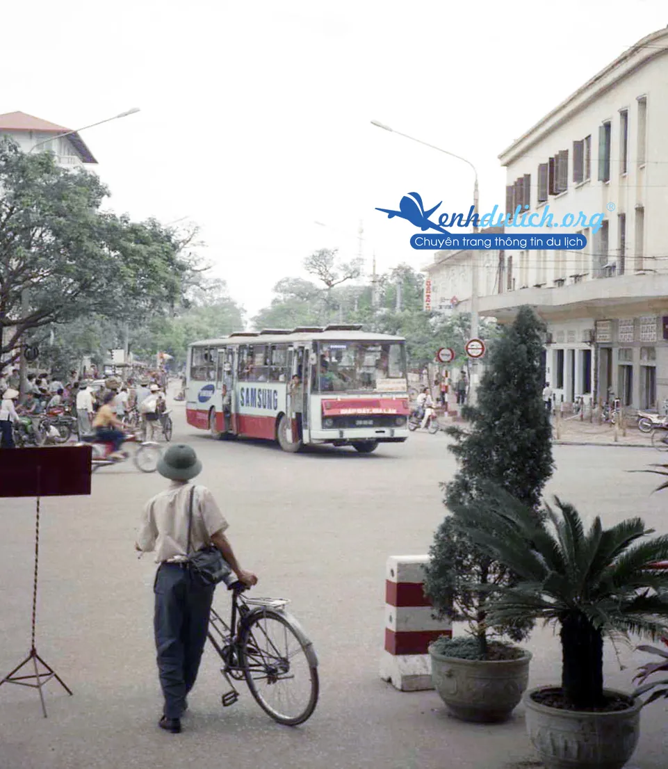 Những bức ảnh Hà Nội xưa- trên đường không có ô tô 07