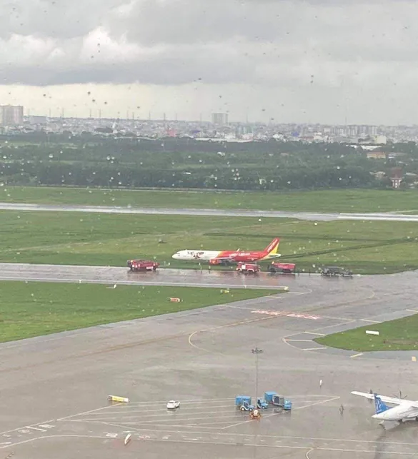 Máy bay VietJet lệch khỏi đường băng, hành khách được quả thót tim Máy bay VietJet lệch khỏi đường băng, hành khách được quả thót tim 01