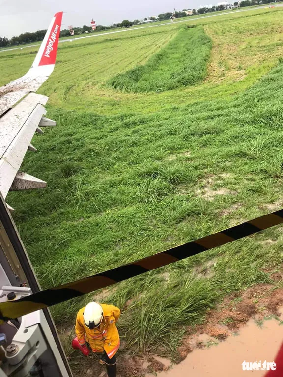 Máy bay VietJet lệch khỏi đường băng, hành khách được quả thót tim Máy bay VietJet lệch khỏi đường băng, hành khách được quả thót tim 03