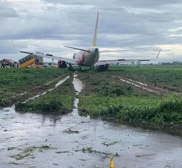 Máy bay VietJet lệch khỏi đường băng, hành khách được quả thót tim Máy bay VietJet lệch khỏi đường băng, hành khách được quả thót tim 04