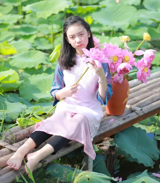 Người dân đổ xô tới chụp ảnh đông như trẩy hội ngay giữa vườn sen Hồ Tây 01