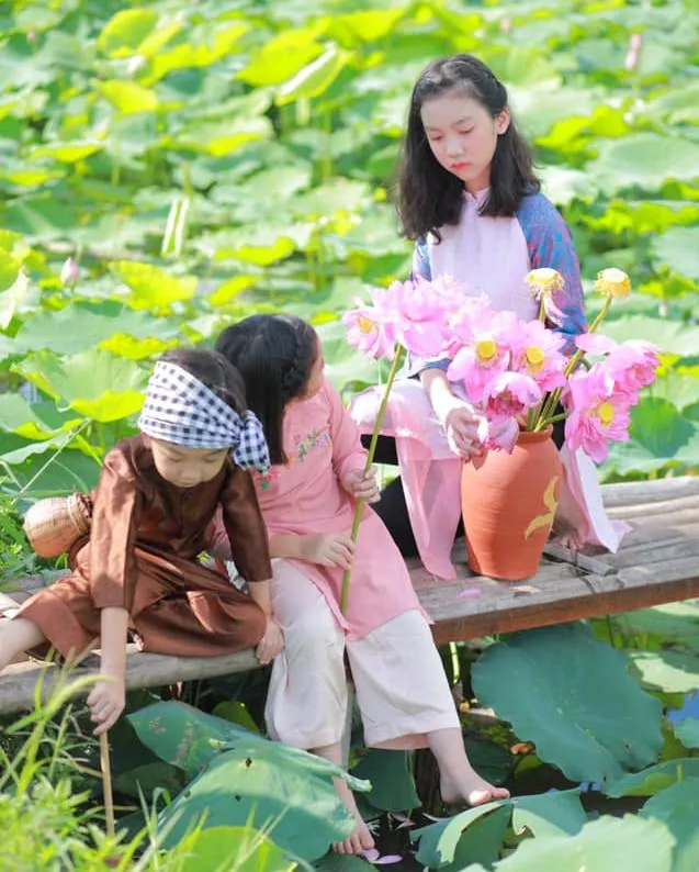 Người dân đổ xô tới chụp ảnh đông như trẩy hội ngay giữa vườn sen Hồ Tây 05