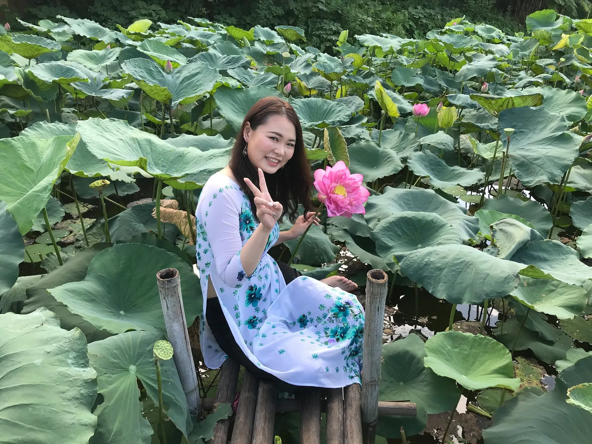 Người dân đổ xô tới chụp ảnh đông như trẩy hội ngay giữa vườn sen Hồ Tây 07